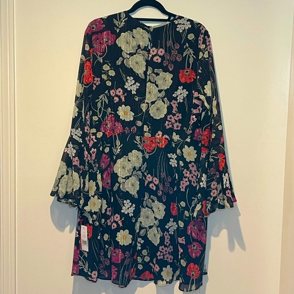 Donna Morgan Dresses & Skirts - Donna Morgan dreamy shimmer floral dress.